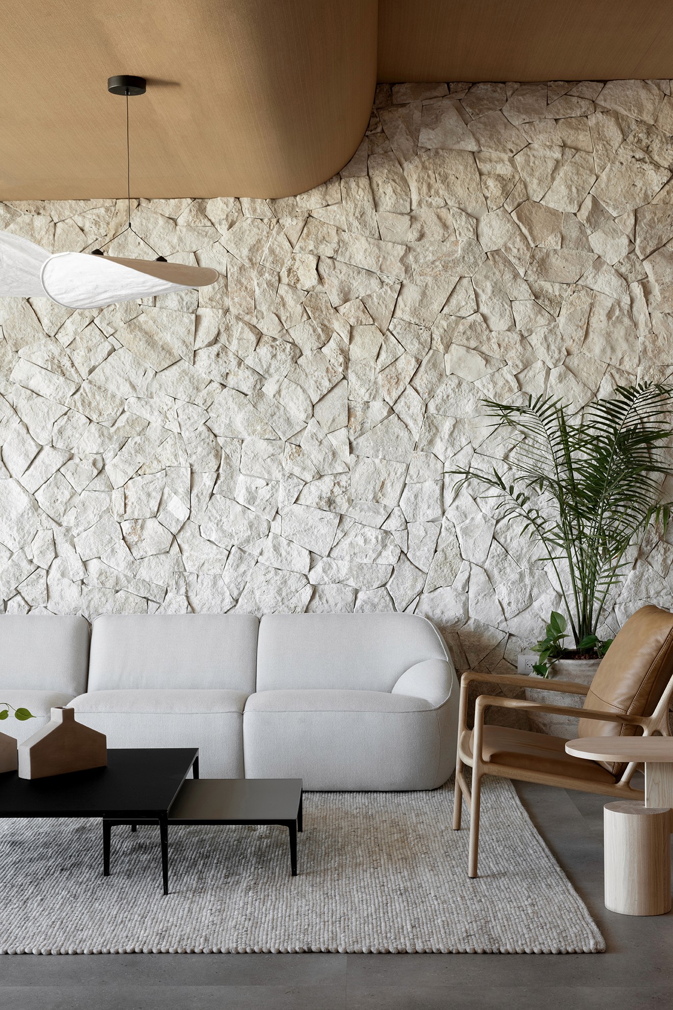 אזור לאונג' (Lounge) אקוסטי עם ריהוט רך – יצירת "אדריכלות רכה" ואינטימיות בתוך חלל עבודה פתוח