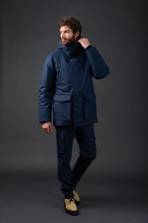 Dans le lookbook de la marque Danoise Another Aspect, le mannequin porte un costume gris et une chemise blanche