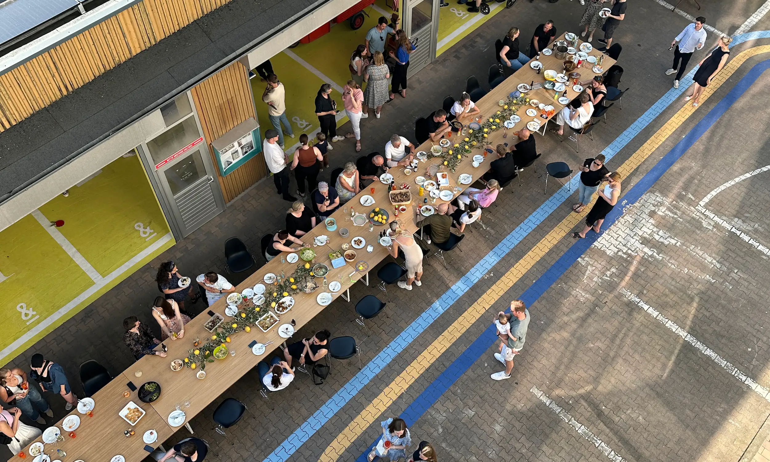 Sommerfest von Maas und Partner Architekten in Aachen – gemeinsames Essen und Austausch am langen Tisch