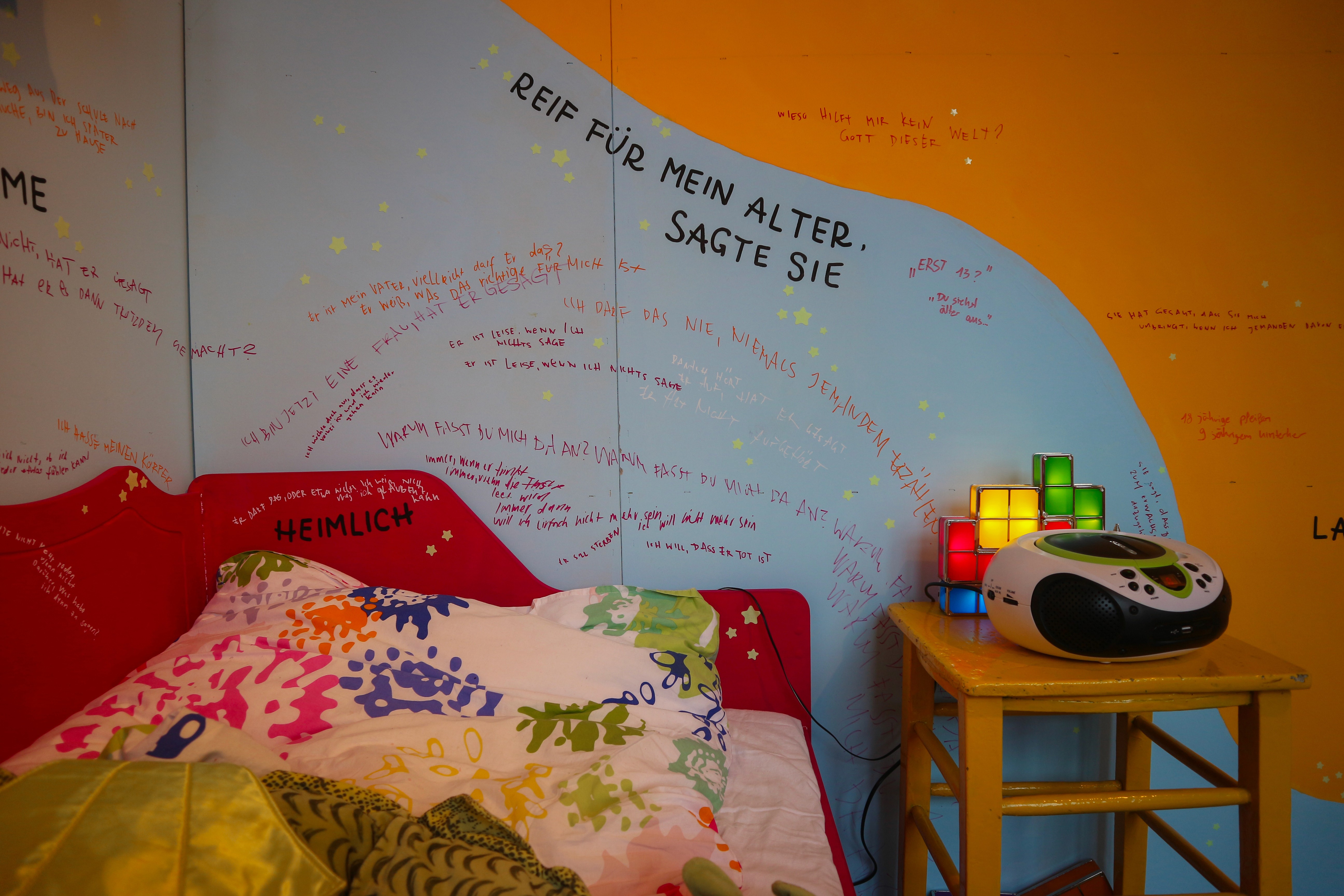 Foto von beschriebener Wand mit Kritzelein von Kindern