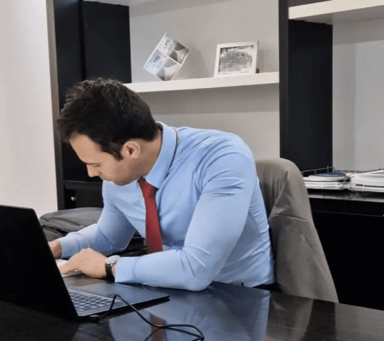 Asesor financiero en Alicante Eduardo Asensio Fernandez preparando un plan financiero para sus clientes en su oficina