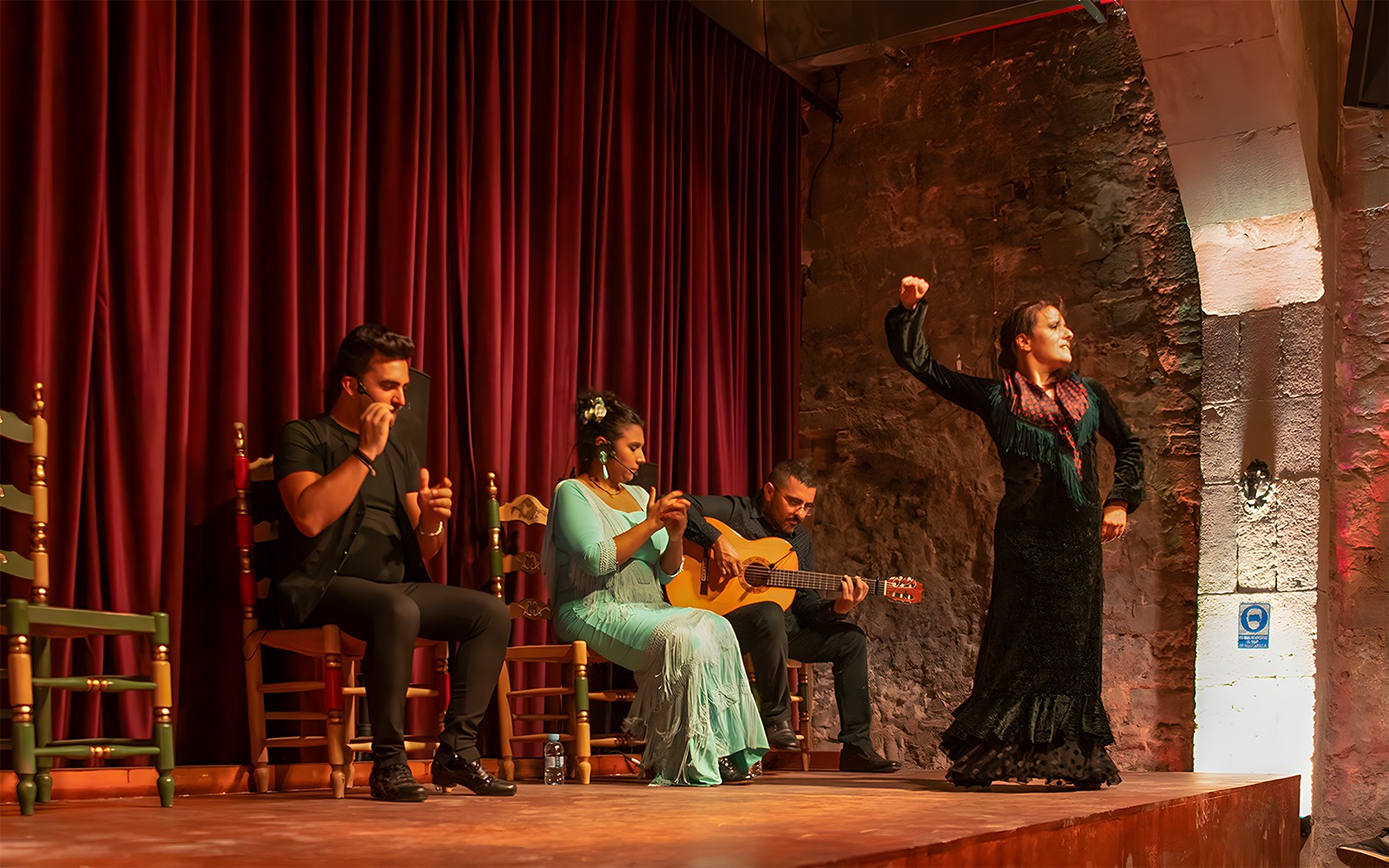 Flamenco előadók a színpadon a Palau Dalmases-ben, Barcelonában.
