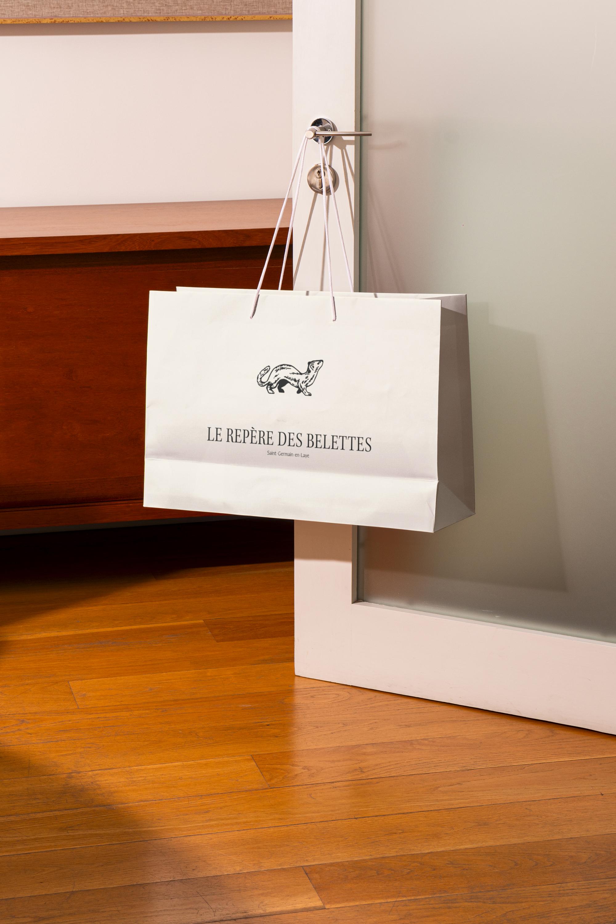 Un sac avec le logo du Repère des Belettes imprimé dessus