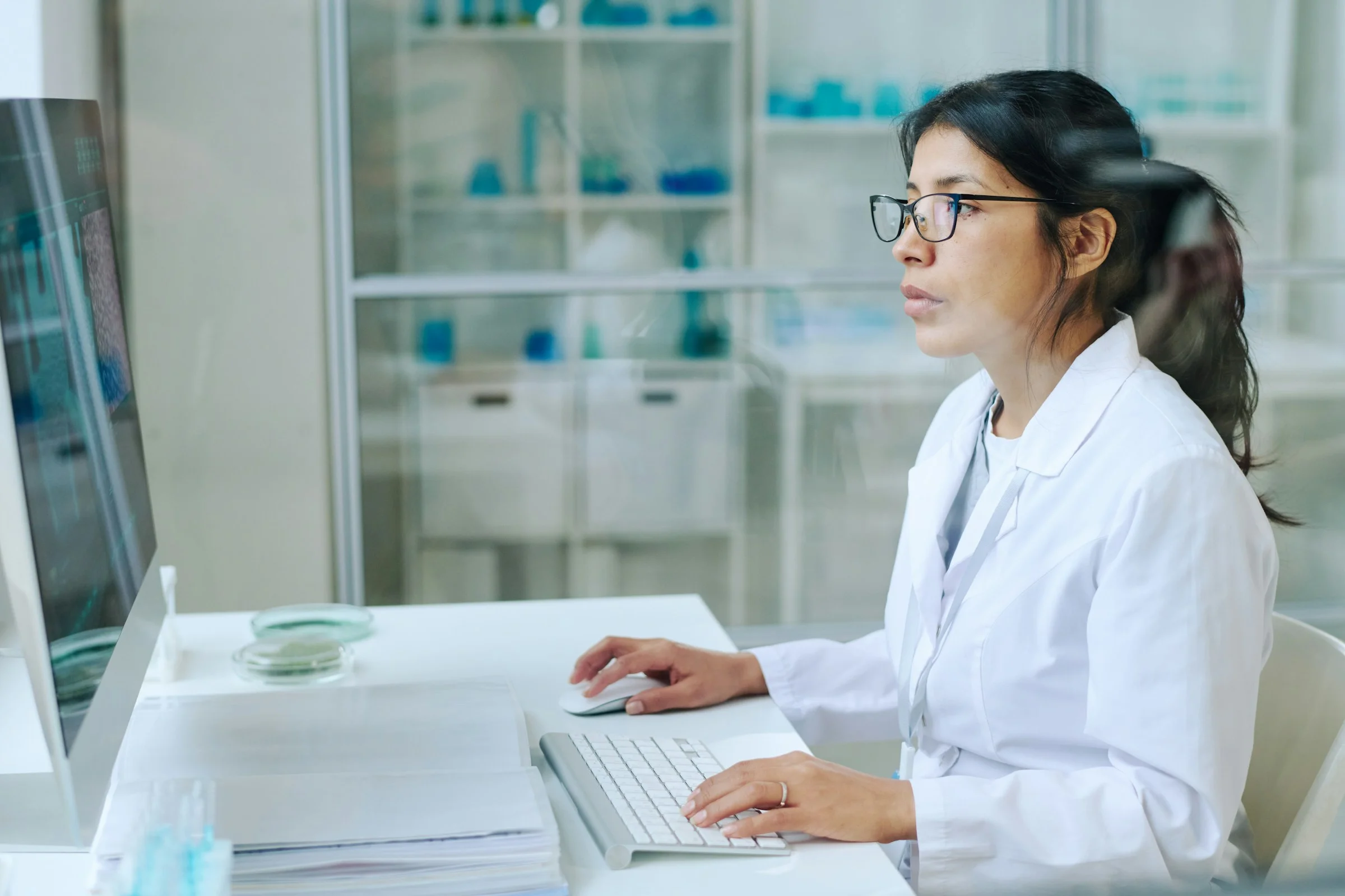 Ärztin mit Tablet in der Klinik