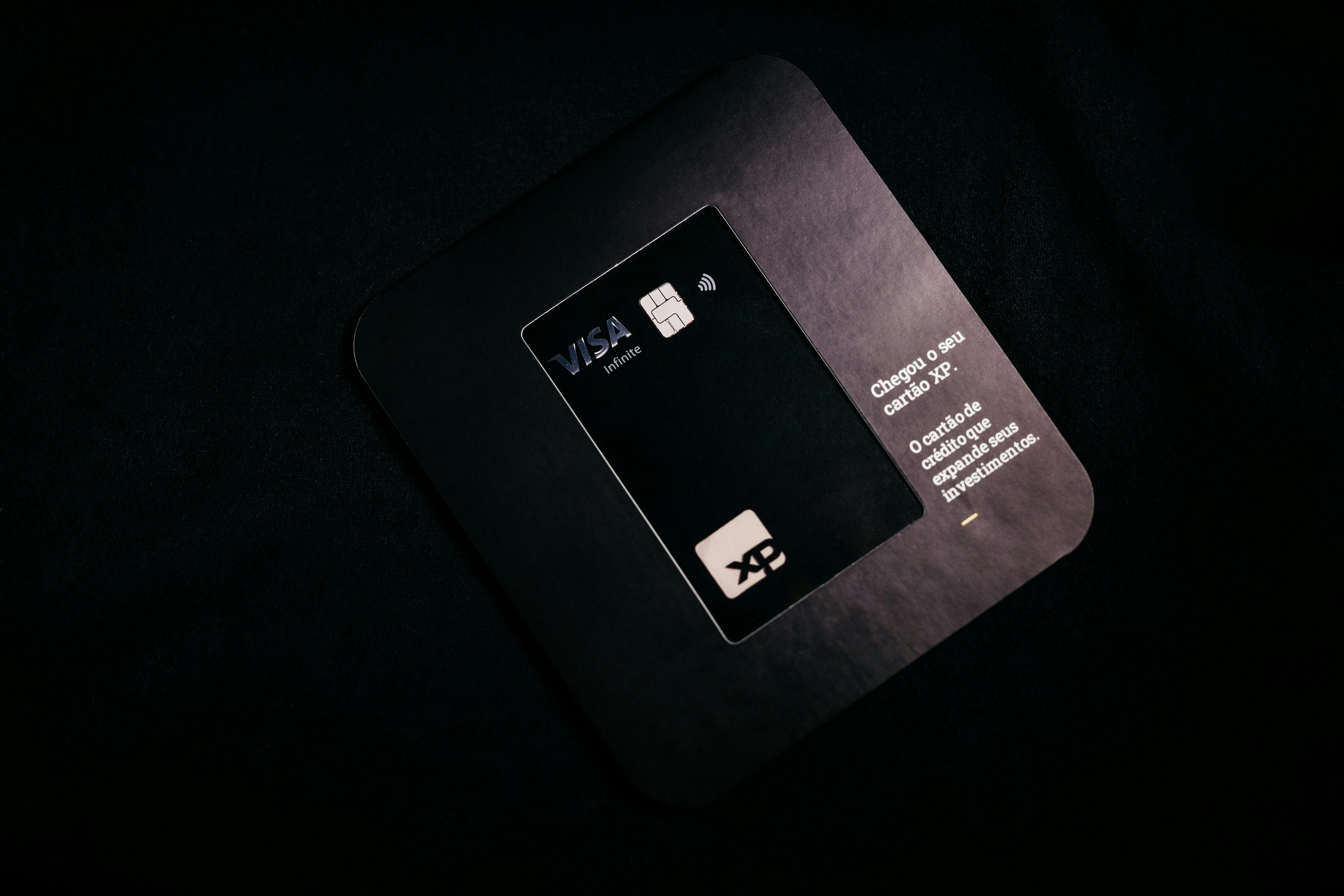 Black Visa Infinite XP card with Portuguese text
