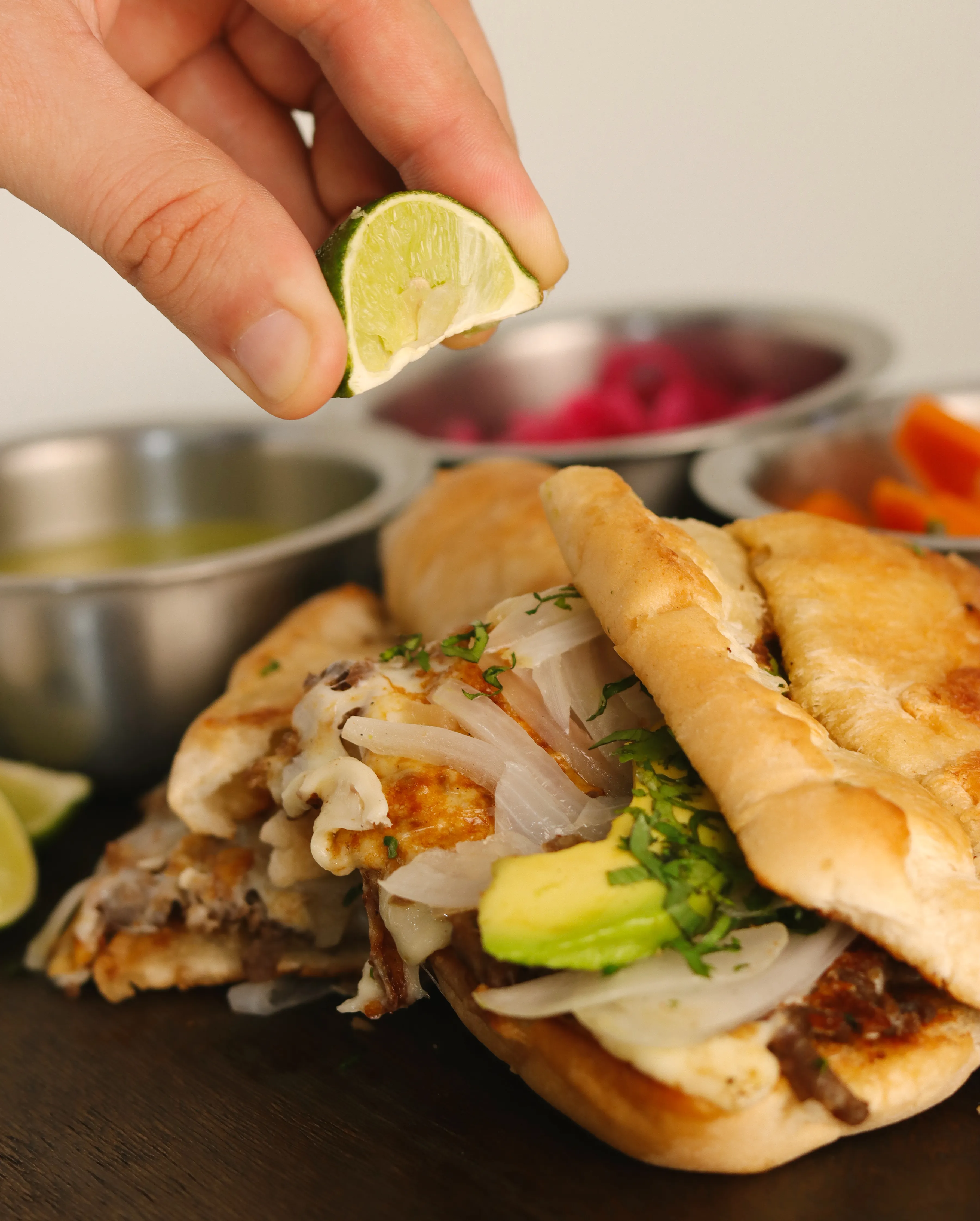 Torta de bistec servida con salsas y guarniciones.