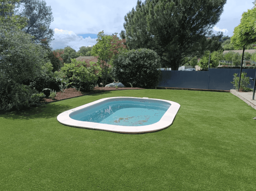gazon et piscine