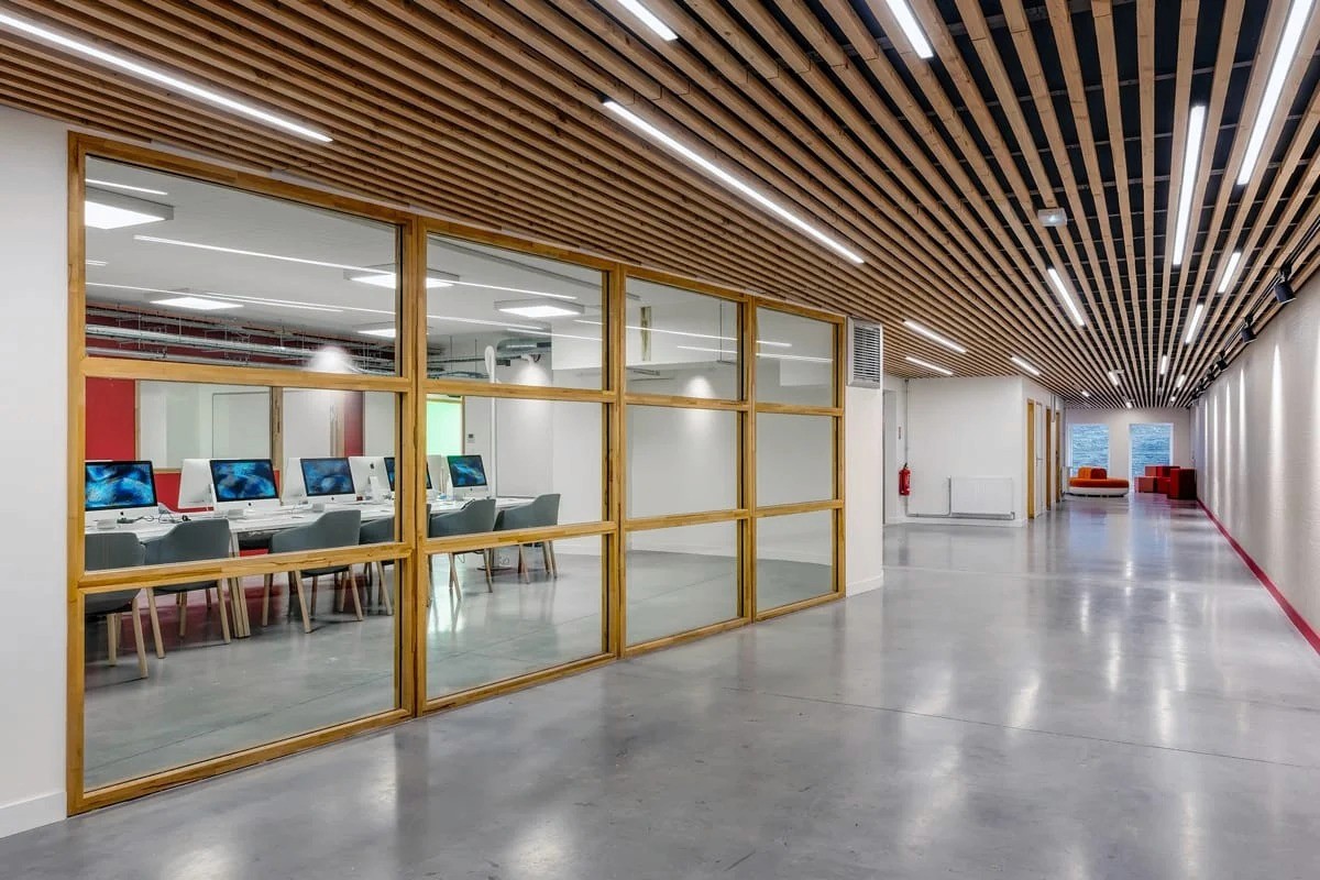 Chambre d’hôtel lumineuse design moderne — photographe architecture intérieure Lille Nord | Anteale Yann Manac’h