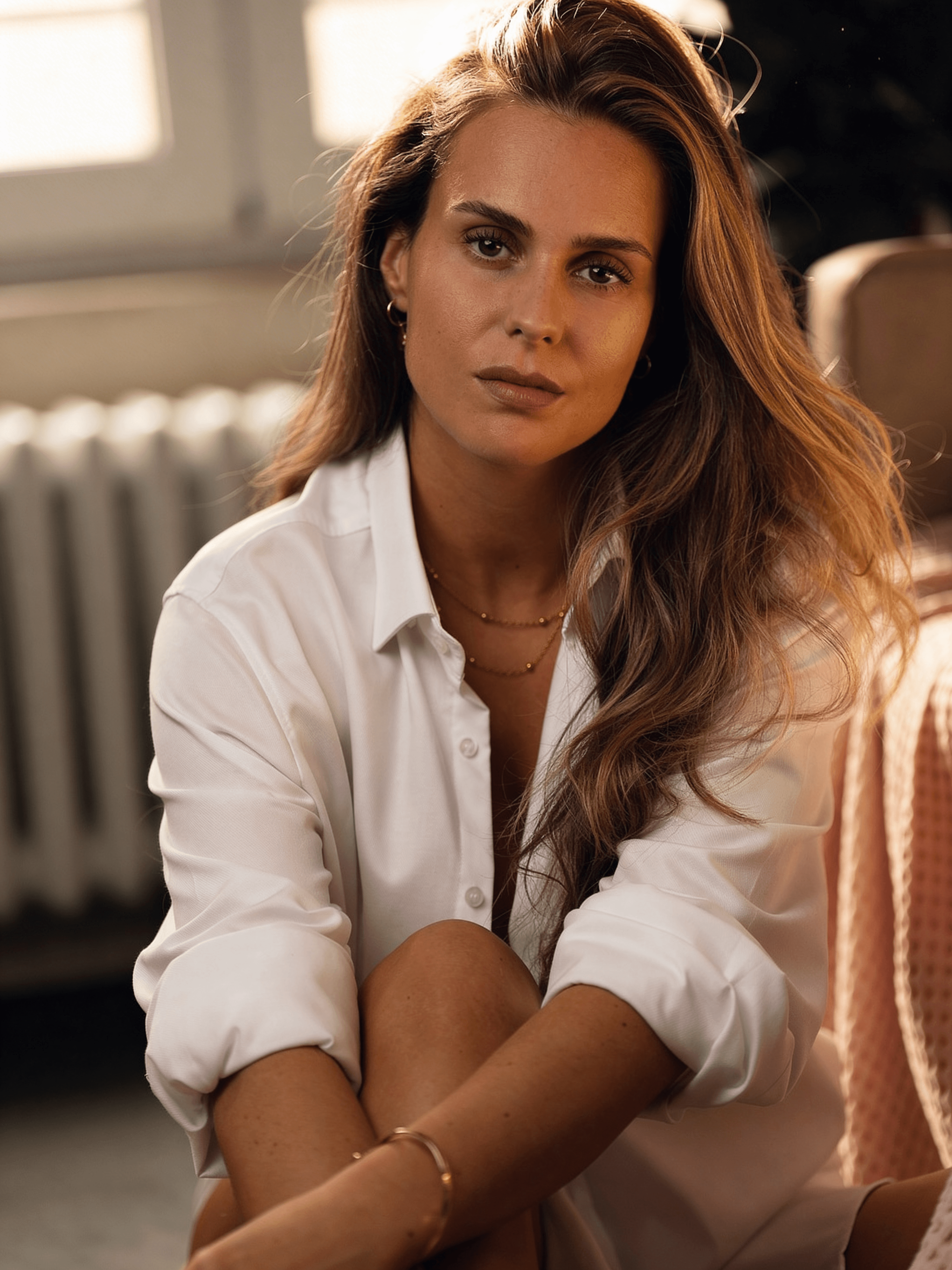 KI-Model in schwarzem Bikini und Jeans posiert mit Finger vor den Lippen vor heller Architektur, sommerliche Stimmung und dezente Accessoires.