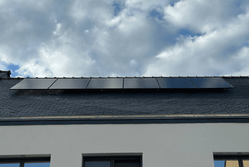 Photo d'une maison à Angers équipée de panneaux photovoltaïques dont l'installation a été faite par Solarock.
