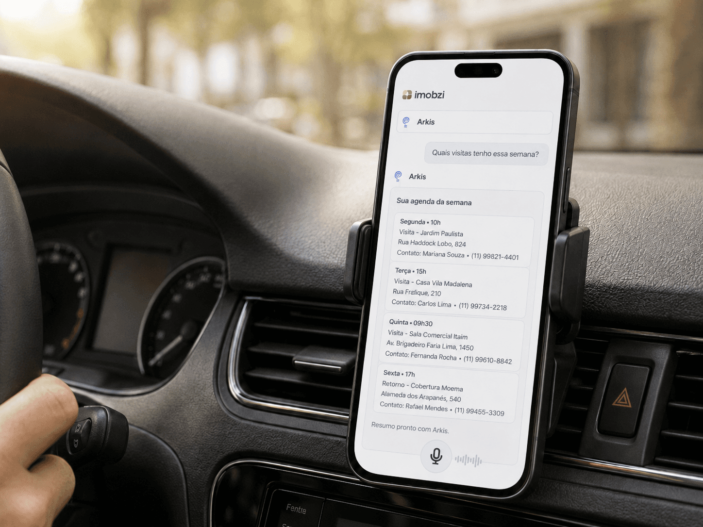 Celular no suporte do carro mostrando agenda de visitas do Arkis