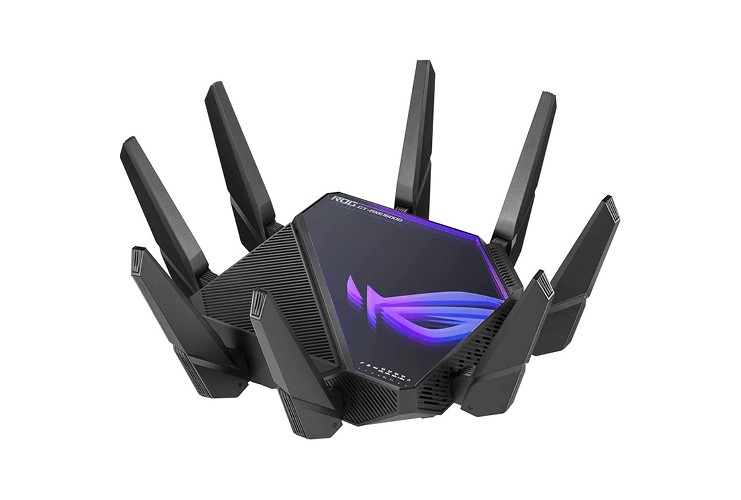 Sort ASUS gaming-router med flere antenner og et futuristisk design, belyst med RGB-lys.