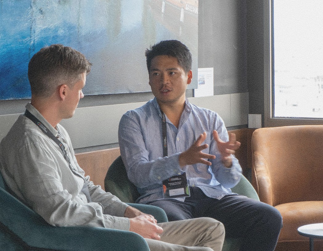 El CEO de AskVinny, Johnny Siu, con el equipo de Heimstaden en Soho Wharf, sosteniendo una camiseta de fútbol impresa con ‘Sin Vacantes’ para celebrar el logro de alcanzar la ocupación plena por primera vez.