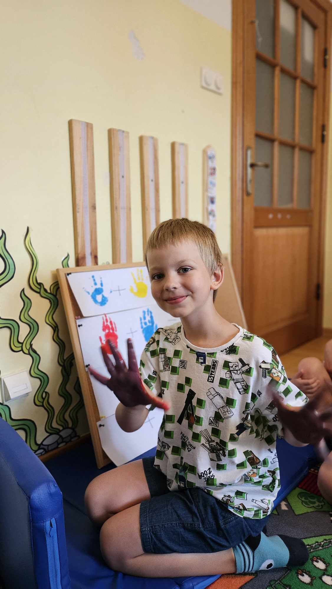 Dziecko z pomalowanymi rękoma bawiące się w przedszkolu promitis opinie