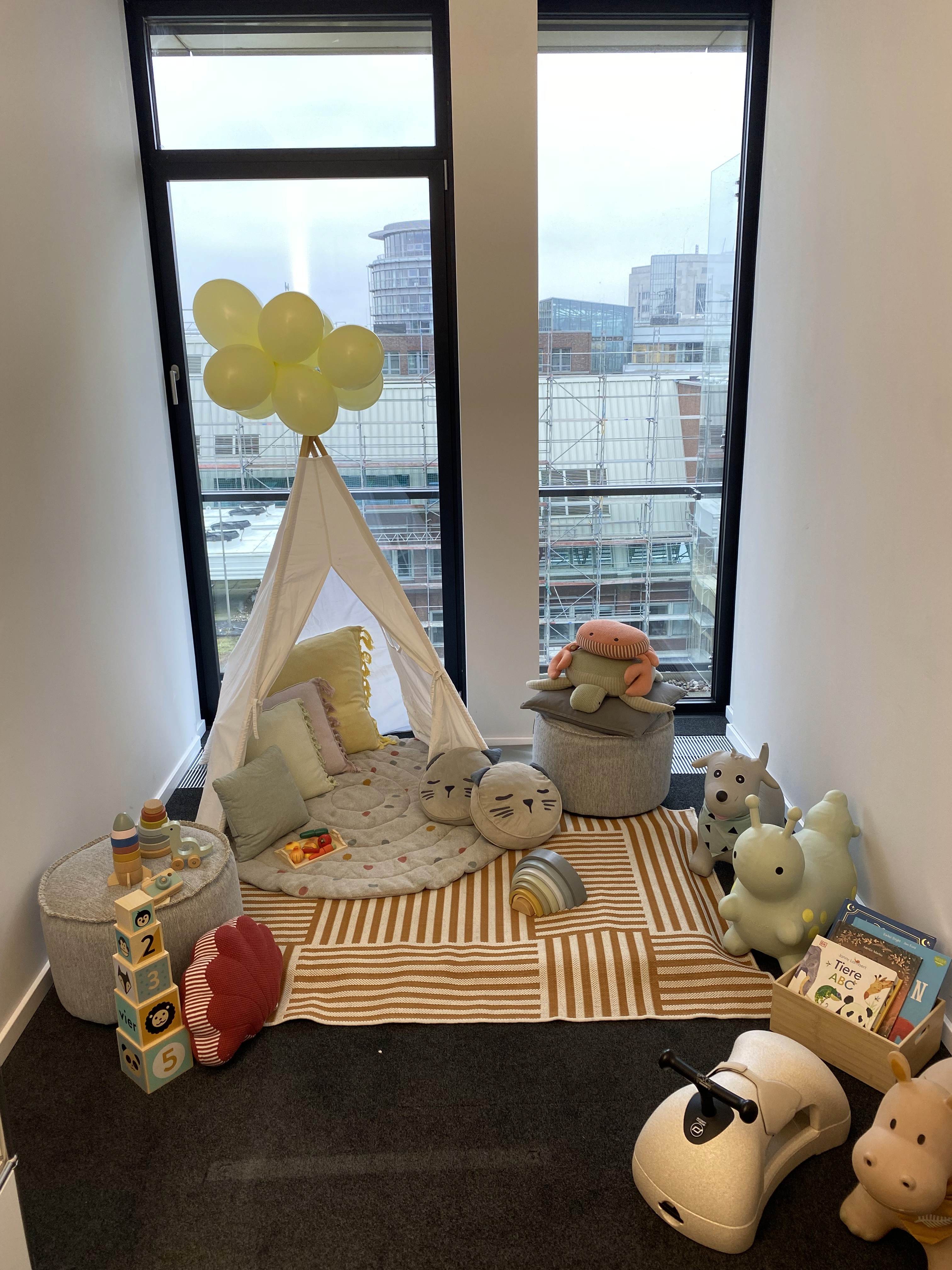 Büro in der THDC Spielbereich ansprechend ausgebaut ist und alle Kinder zum Verweilen einlädt. Zu sehen ist ein Tipi Zelt, Holzspielsachen und einige Hüpftiere