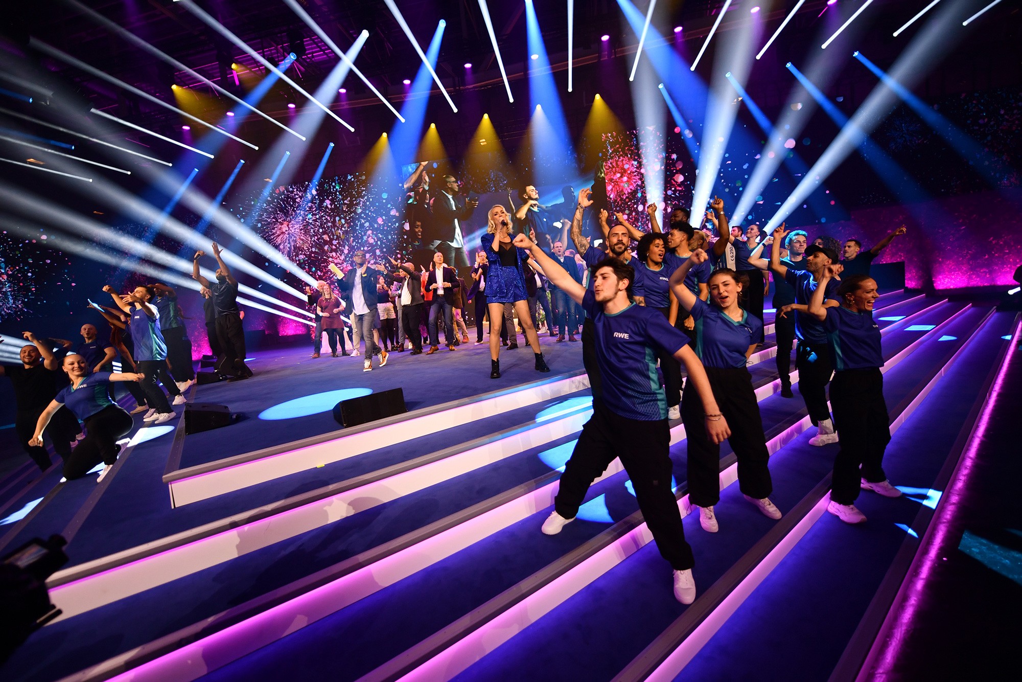 Sportler auf der Bühne am jubeln