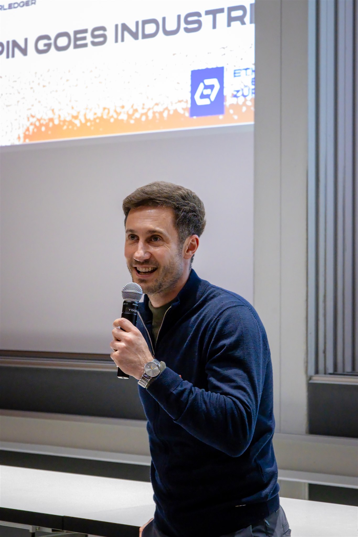 Mizuri event photography capturing speaker presenting at University of Zurich