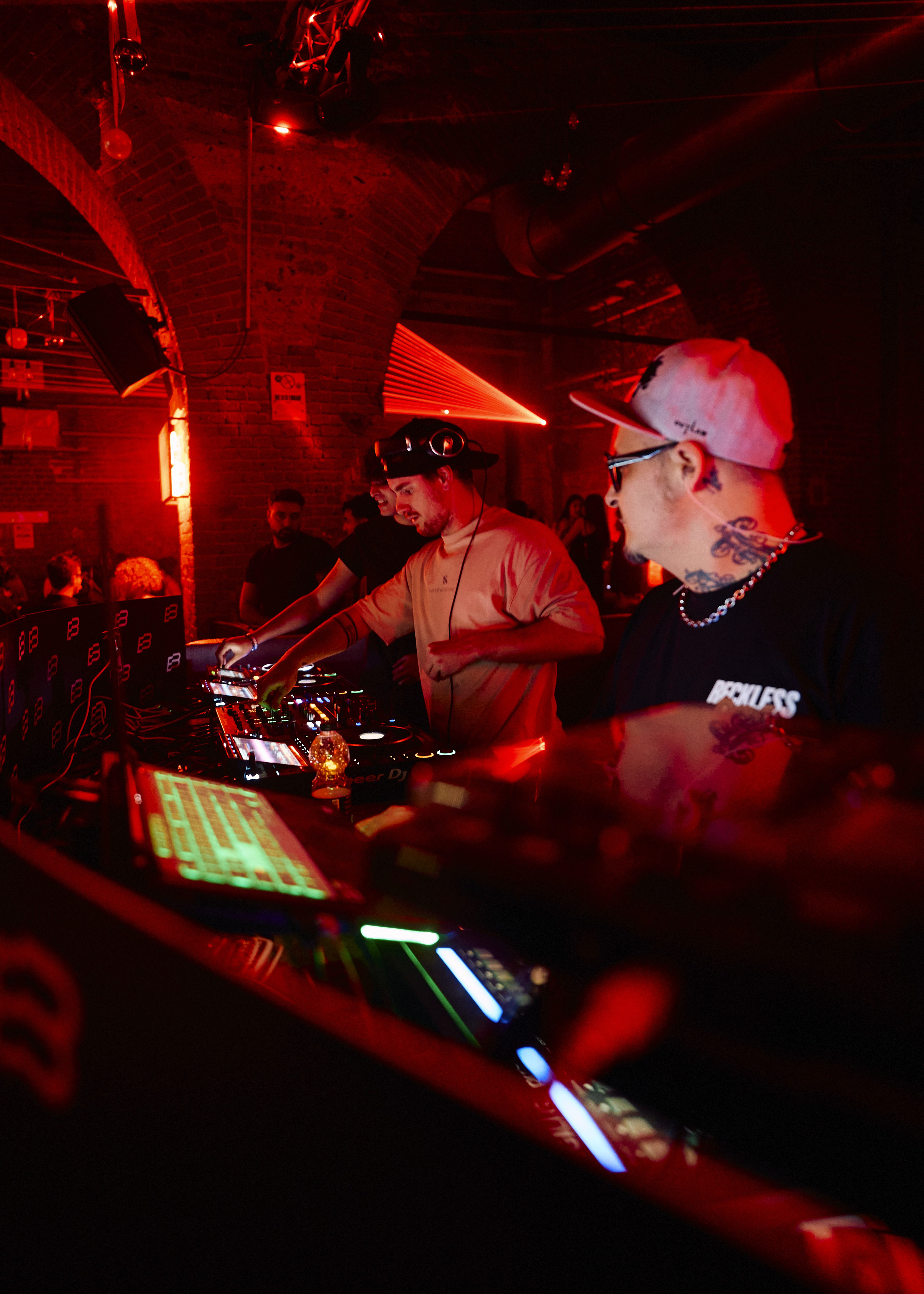 DJ SHOTA è un DJ e performer riconosciuto nella scena internazionale della musica elettronica, noto per i suoi set tecnici e coinvolgenti. Con una lunga esperienza nei DJ set live, SHOTA porta un sound unico che spazia tra elettronica, groove e selezioni dal forte impatto emotivo.  La sua collaborazione con Sestopiano Torino rafforza il legame tra la scena degli artisti Torino e gli eventi Torino di qualità, offrendo al pubblico performance memorabili nei nostri format. Ogni DJ set live Torino firmato da DJ SHOTA si distingue per creatività, tecnica e capacità di coinvolgere il pubblico nella musica elettronica Torino.  Chi cerca DJ SHOTA musica elettronica, DJ SHOTA DJ set live Torino o DJ SHOTA Sestopiano Torino troverà qui tutte le novità e le informazioni sugli eventi in programma. Segui i nostri social e il profilo Instagram di Sestopiano per scoprire quando DJ SHOTA tornerà a suonare nei nostri Events Turin.