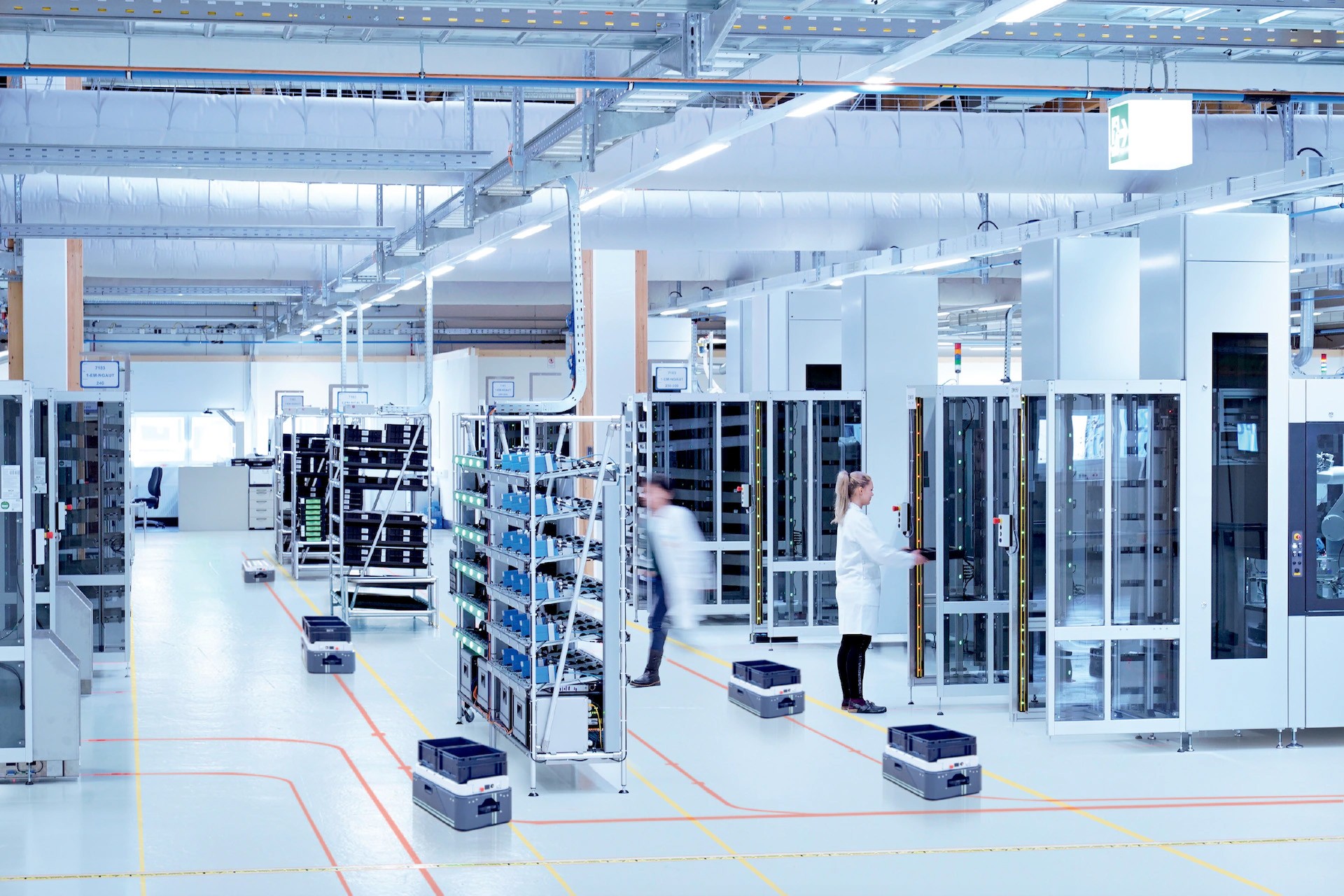 Produktbild einer Halle mit AGC's (Automated Guided Carts) mit ScanGrid2 Mehrstrahl-Scanner (SICK, 2018)