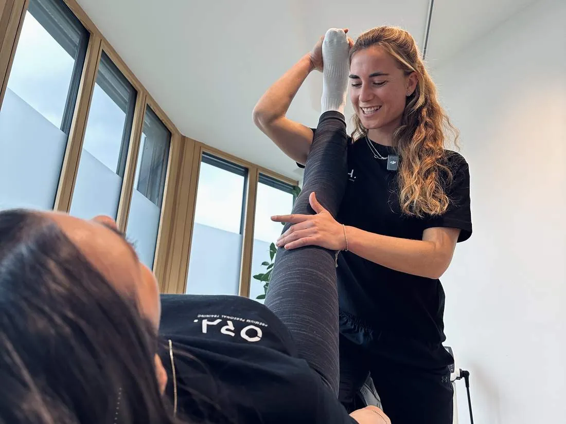 Physiotherapeutin behandelt eine Klientin im hellen ORA. Studio in Tübingen
