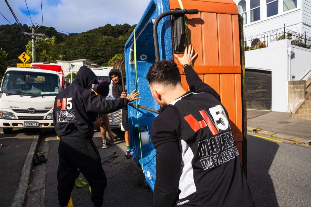 silver iMac displaying color gradient