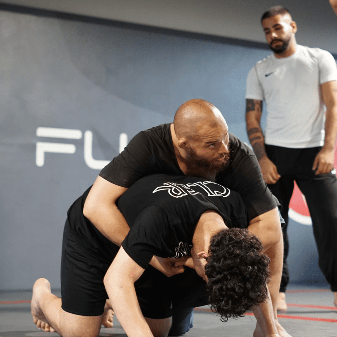 Personen beim MMA Training