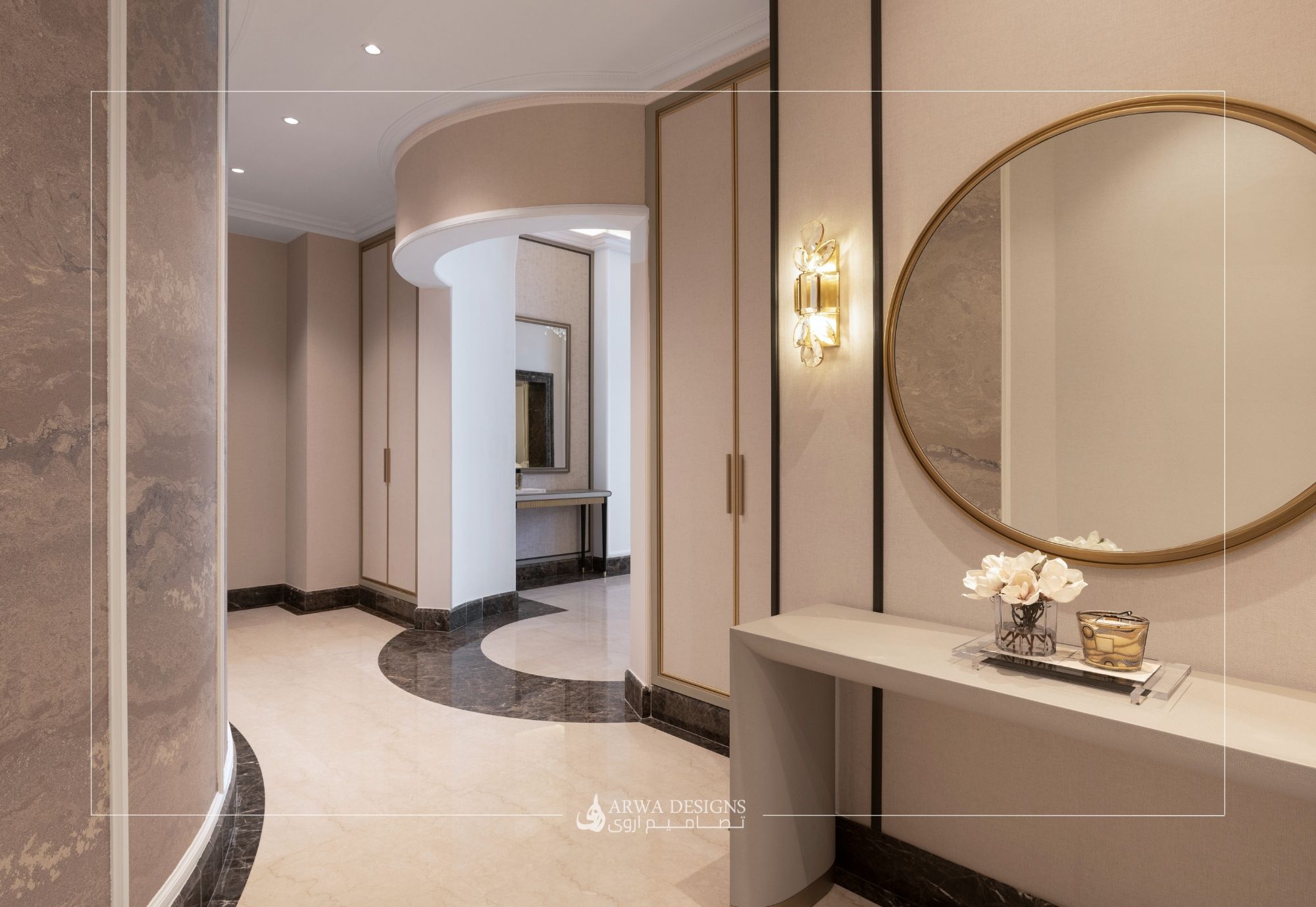 ممر فيلا فاخر في الرياض يتميز بأرضيات رخام ووتر جيت منحنية، وخزائن ملابس مدمجة، وكونسول مودرن.