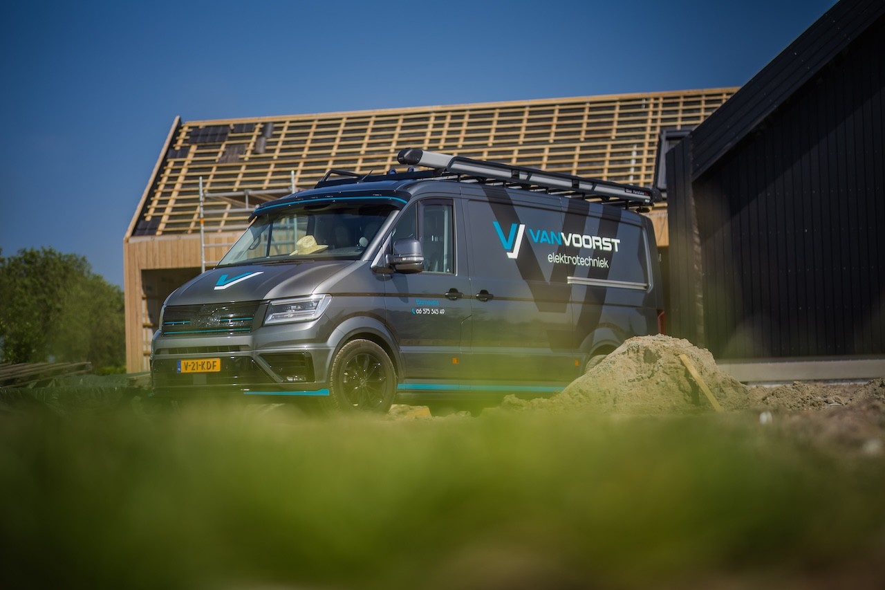 Reinard van Van Voorst Elektrotechniek buiten bij de werkbus