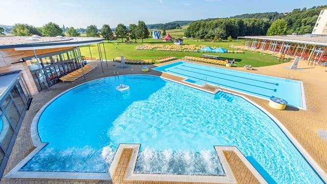 Außenpool der H2O Therme Bad Waltersdorf.