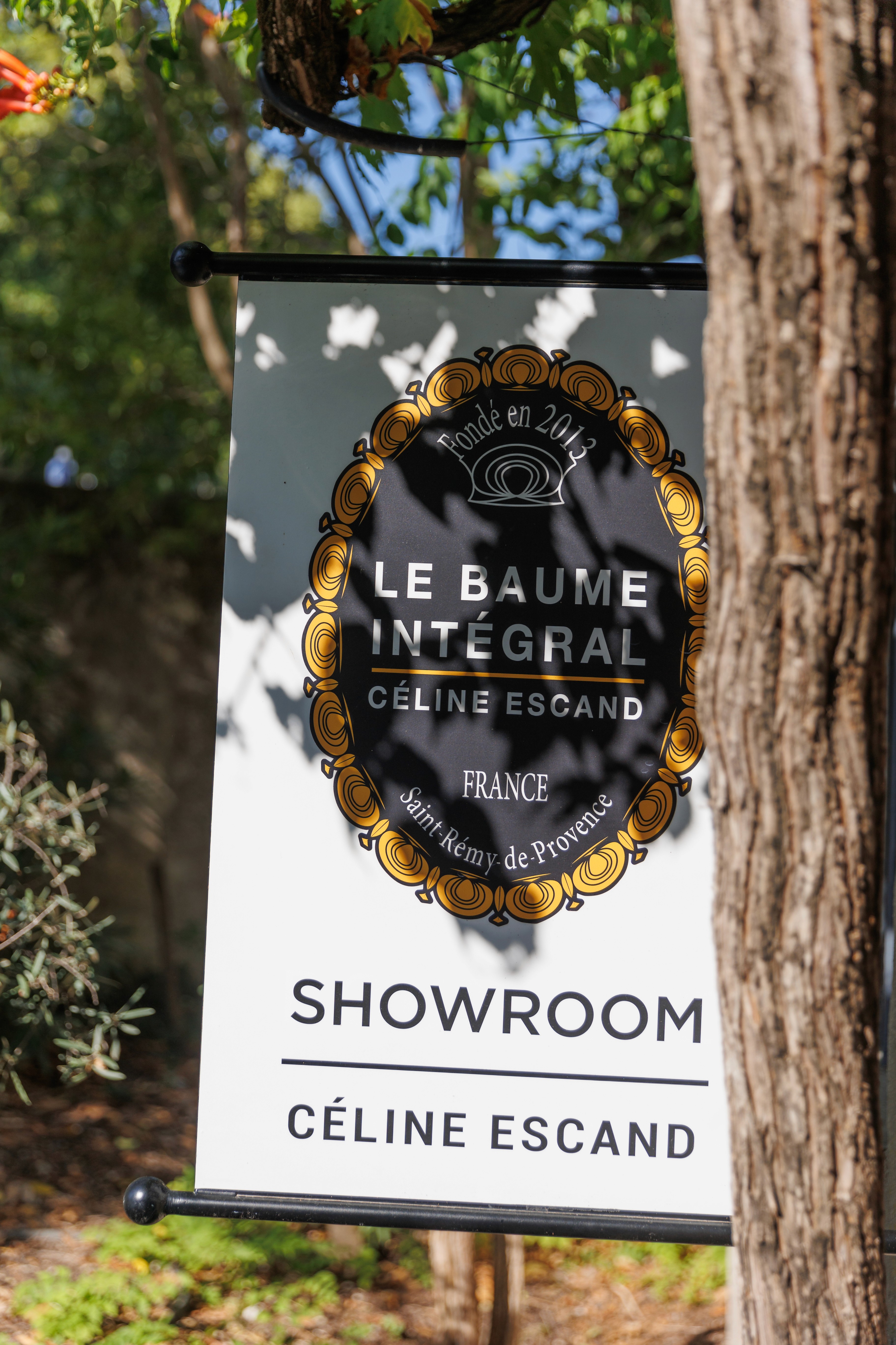Enseigne du showroom Le Baume Intégral Céline Escand, soins naturels et bio fabriqués en Provence.