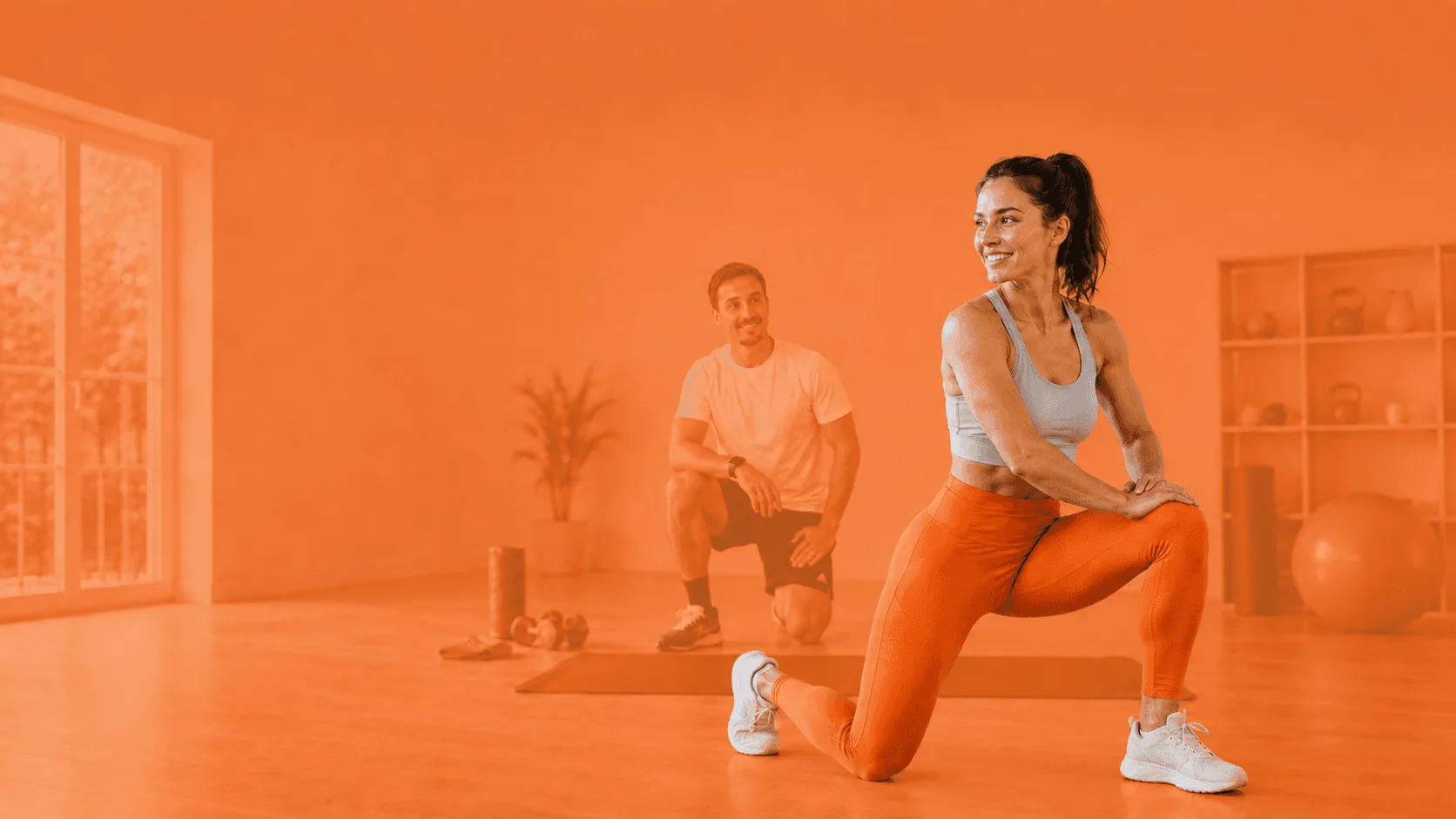 Une femme réalise une fente pendant une séance de coaching sportif à domicile
