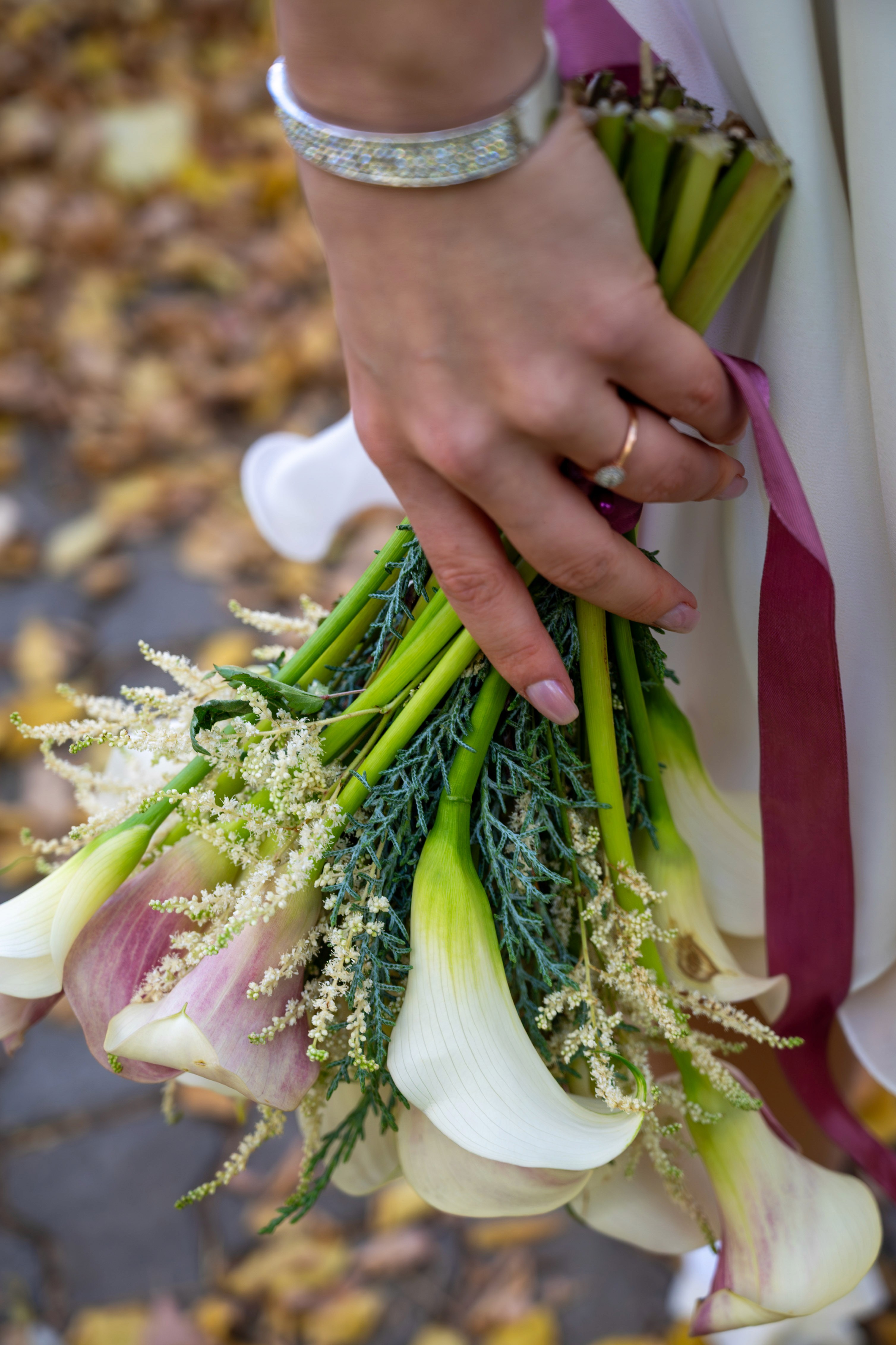 Buchetul miresei fotografiat în detaliu, după ceremonie.