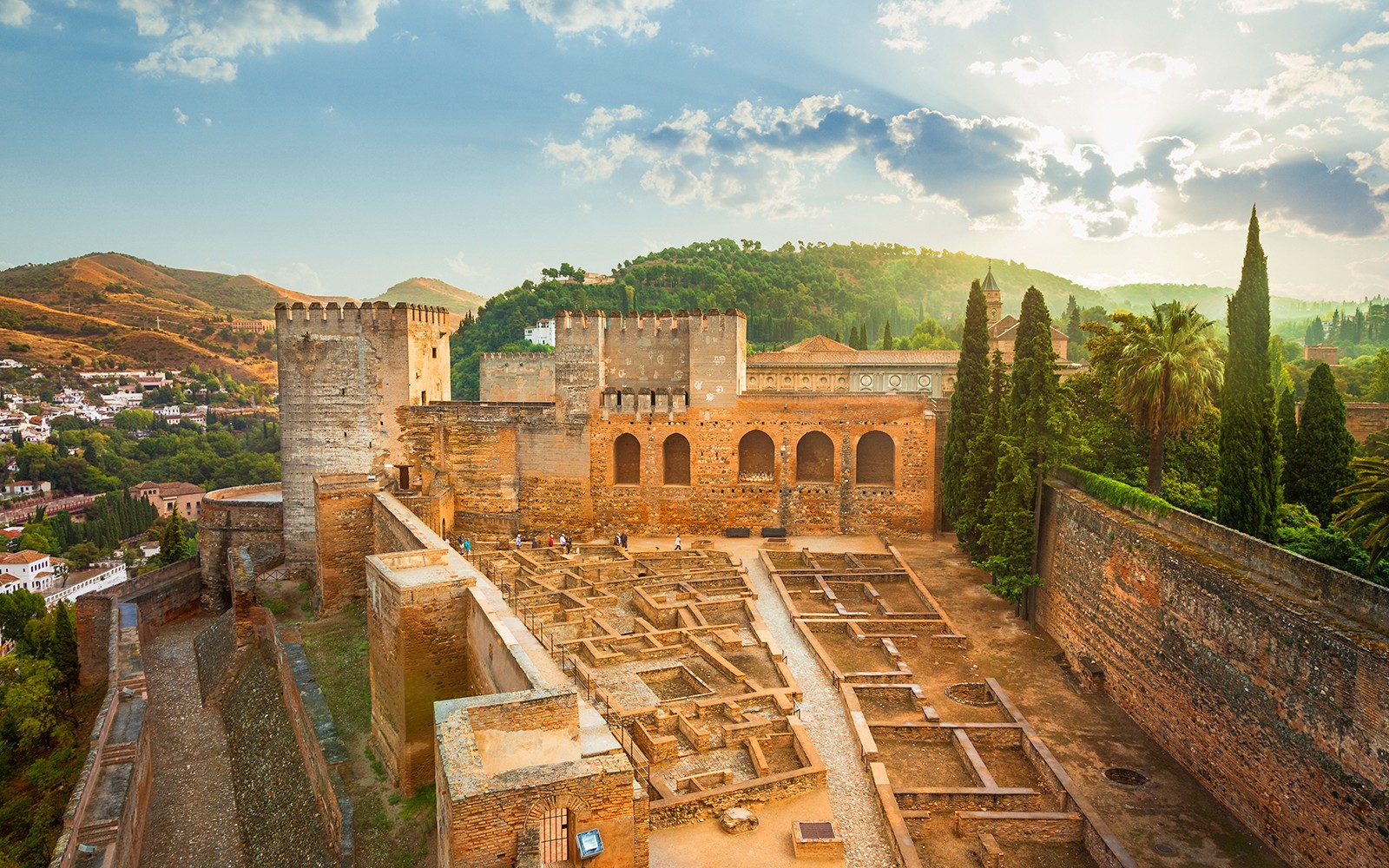 La fortezza e i giardini dell'Alhambra a Granada, in Spagna, visti durante un'escursione di un giorno da Siviglia.