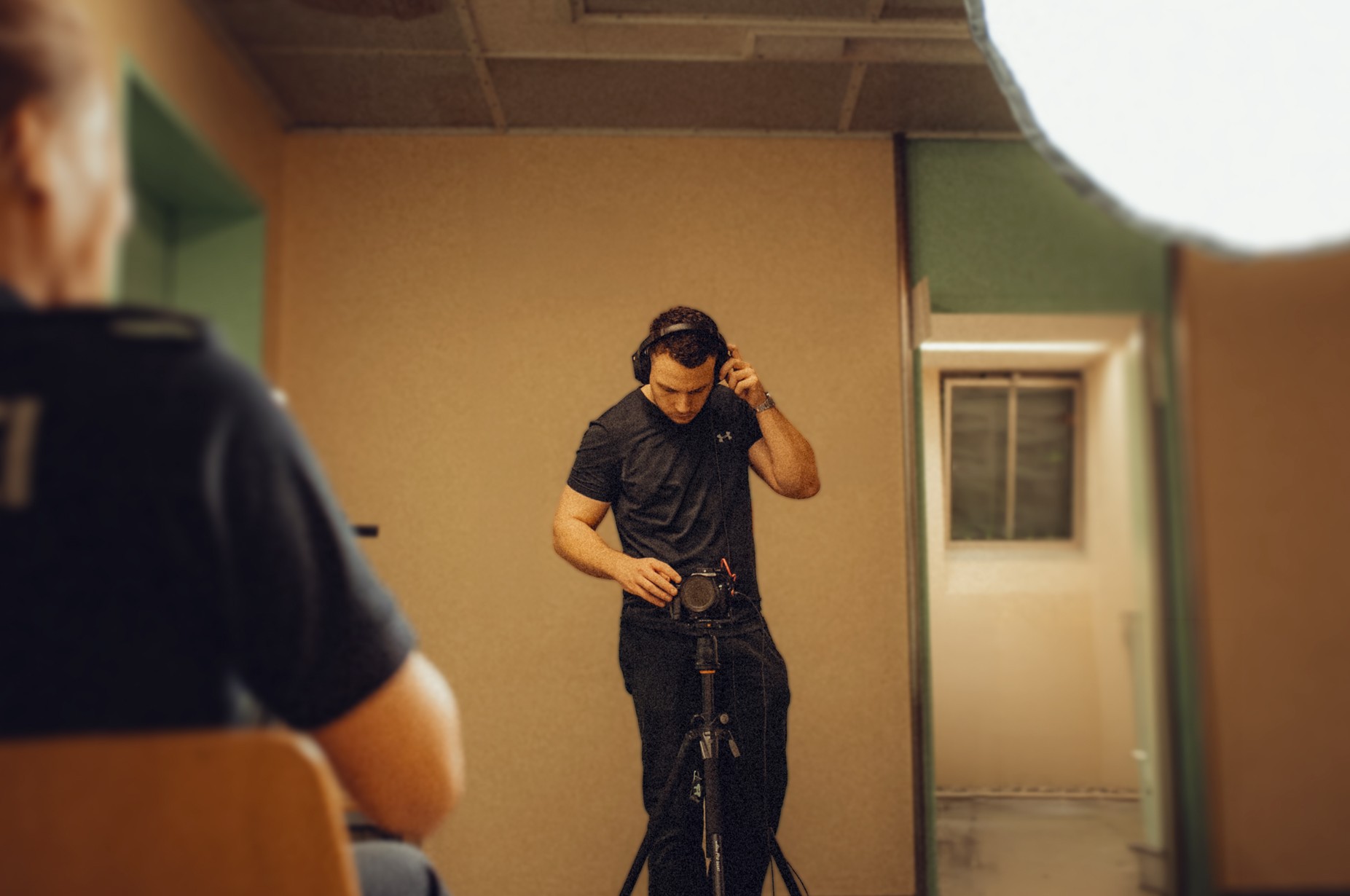 Männliche Person während Dreharbeiten, Kameramann, Interview setup, Immobilienvideografie