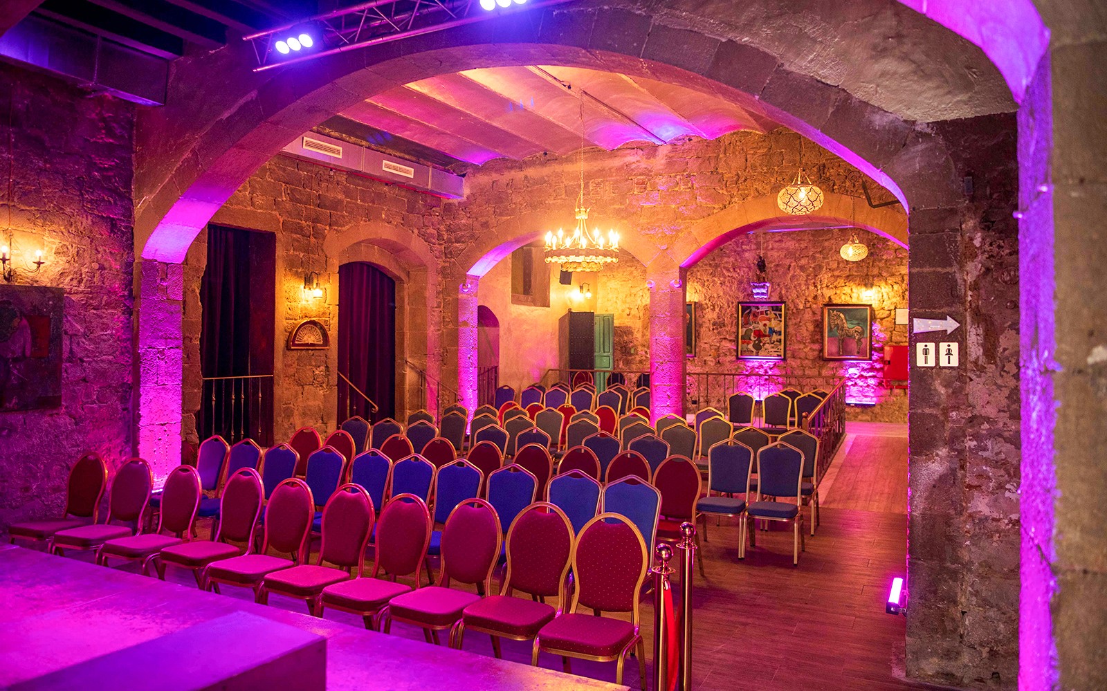 A barcelonai Palau Dalmases belső tere előkészítve egy flamenco műsor számára.