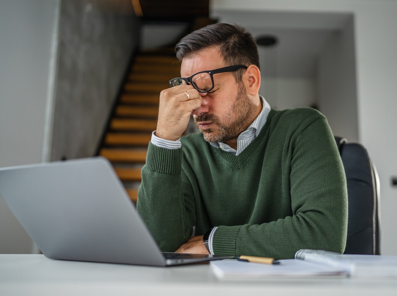 man experiencing negative side effects from taking diuretic weight loss pills OTC