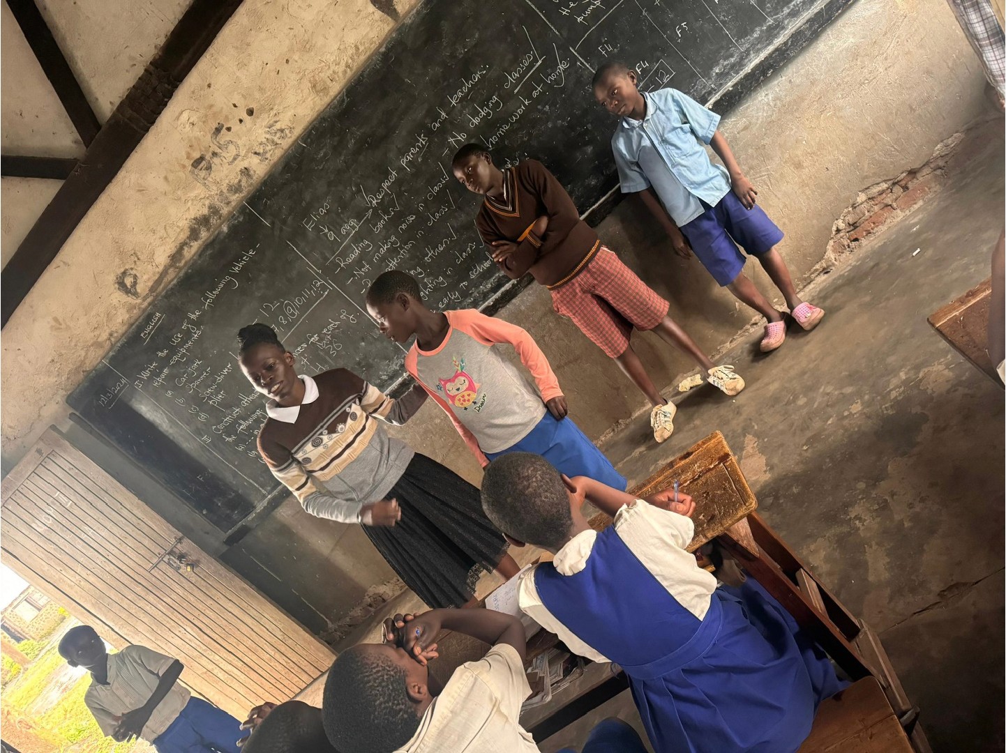 A couple of kids that are sitting in the grass