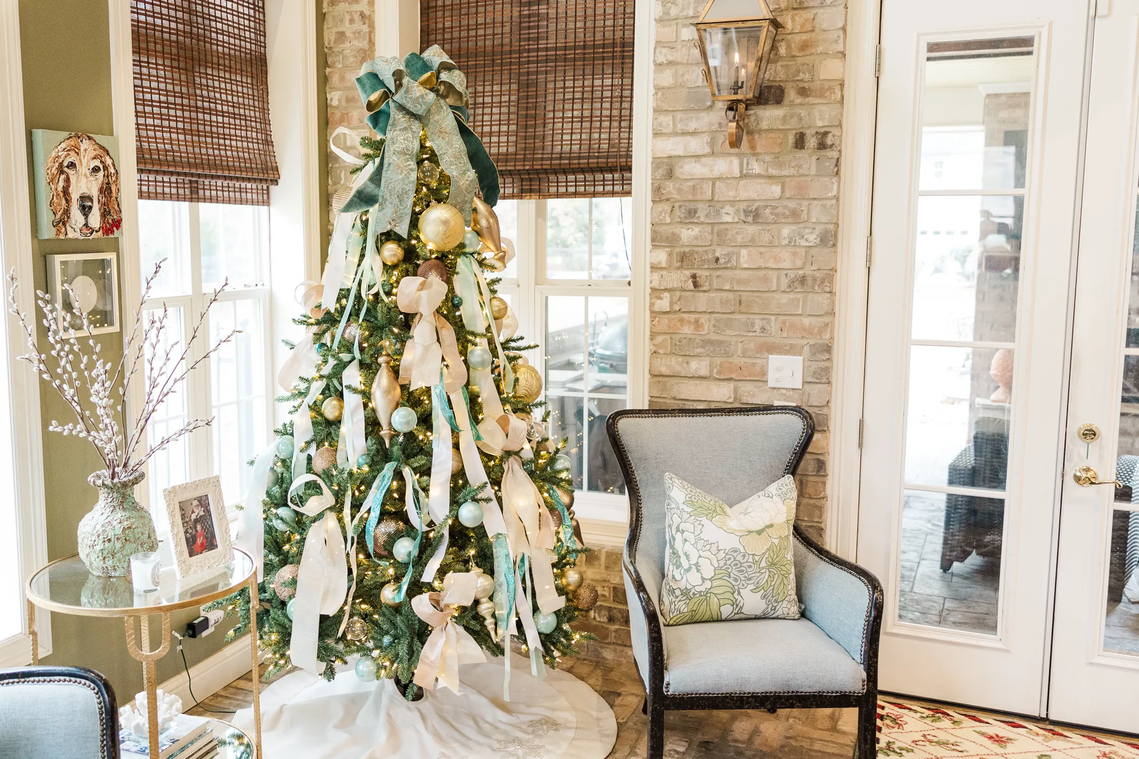 Luxury table setting by Sarah Overall Events with pink embroidered napkins, gold-rimmed plates, floral arrangements, and personalized menus in Shreveport.