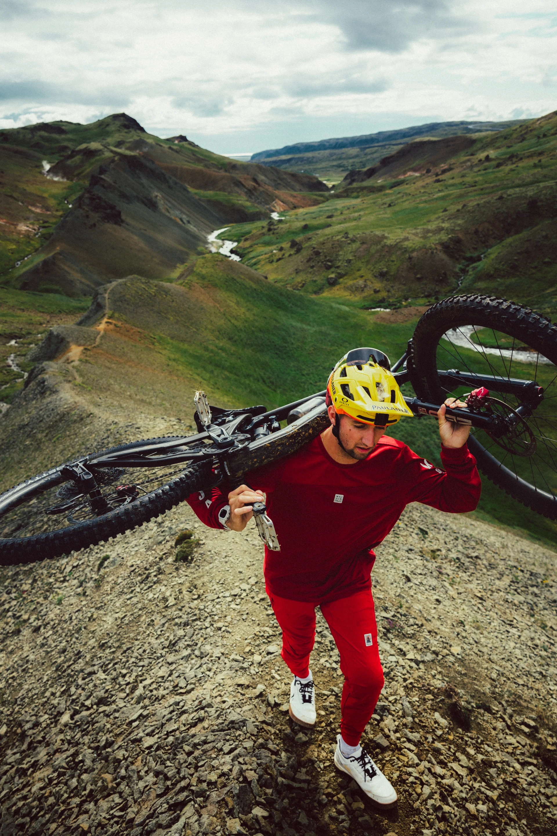 Man carries mountainbike  in Iceland 