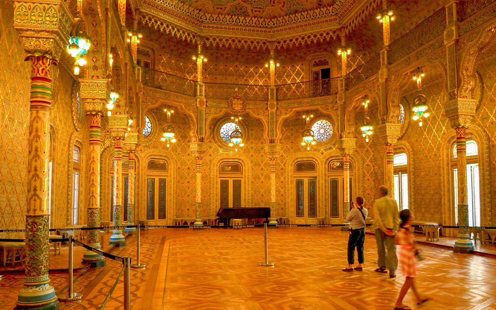 Moorish szalon a Palácio da Bolsa épületében, Portóban, bonyolult oszlopokkal és ólomüveg ablakokkal.