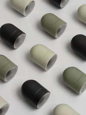 Dans le lookbook de la marque Danoise Another Aspect, le mannequin porte un costume gris et une chemise blanche