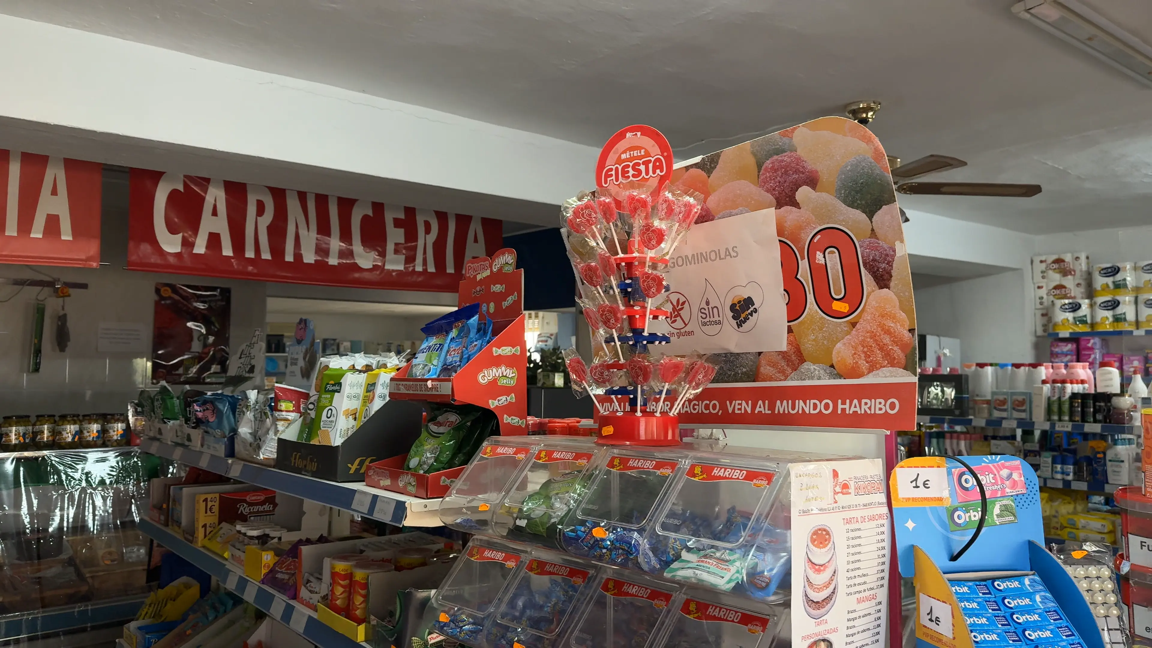 Estanterías llenas de alimentos frescos y bebidas de calidad en Supermercado Fausti, el punto de encuentro en Guadajira.