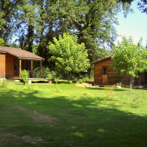 Chalets à la location en dordogne perigord proche de sarlat au domaine de la brame, au bord de l'eau et en nature