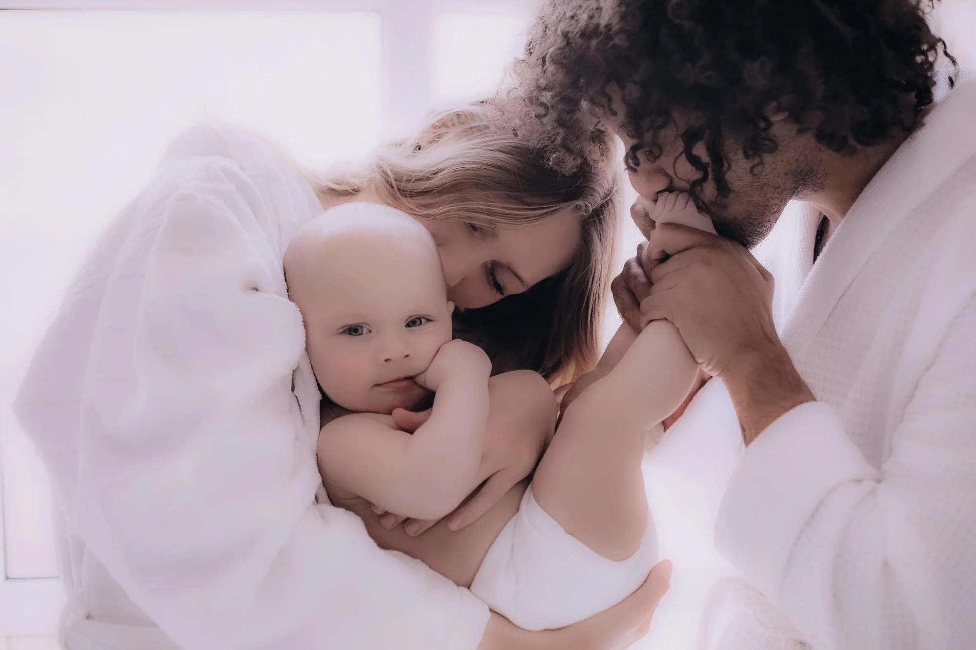 Couple heureux partageant un moment tendre avec leur bébé dans un cocon de bien-être à Villeneuve sur Lot