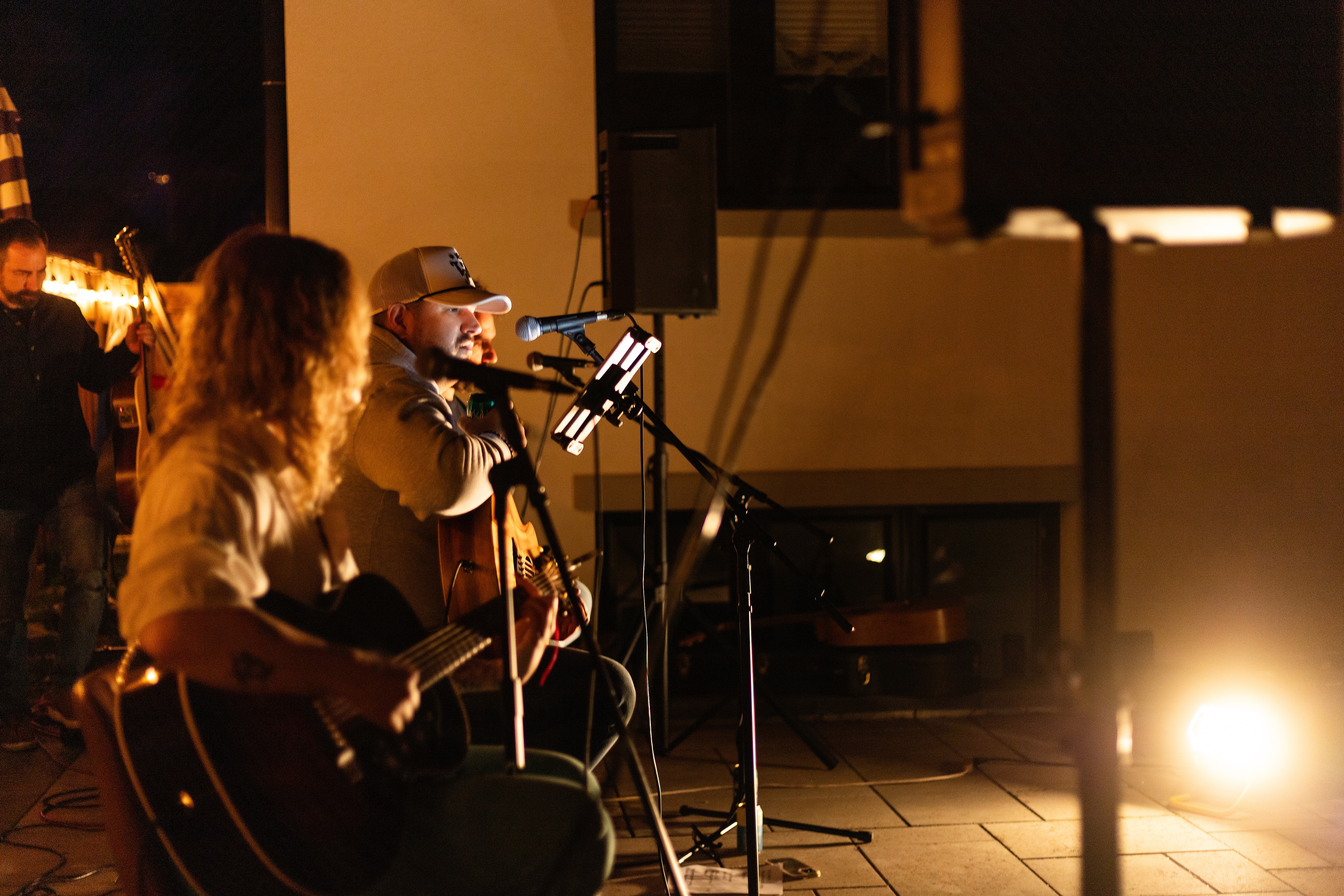 artists performing country music