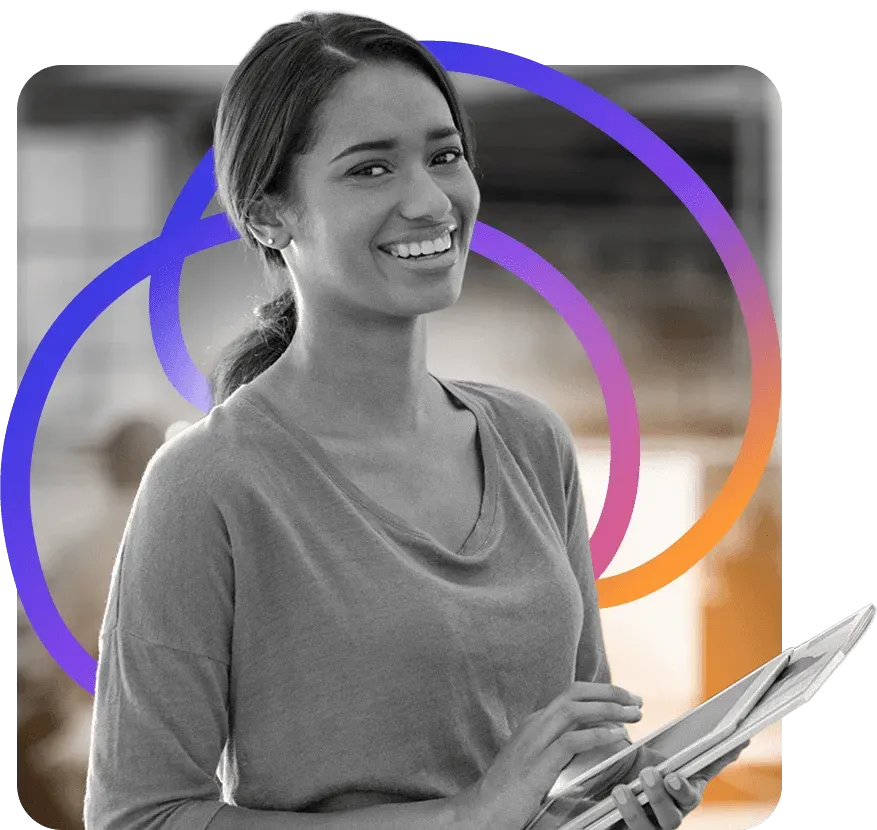 Mulher jovem confiante segurando tablet