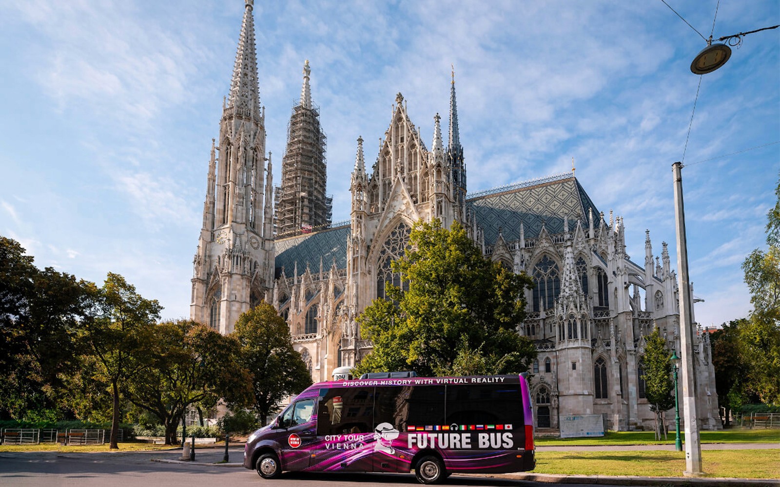 Future-Bus vor der Votivkirche in Wien, bietet eine virtuelle Stadttour mit Virtual Reality an.