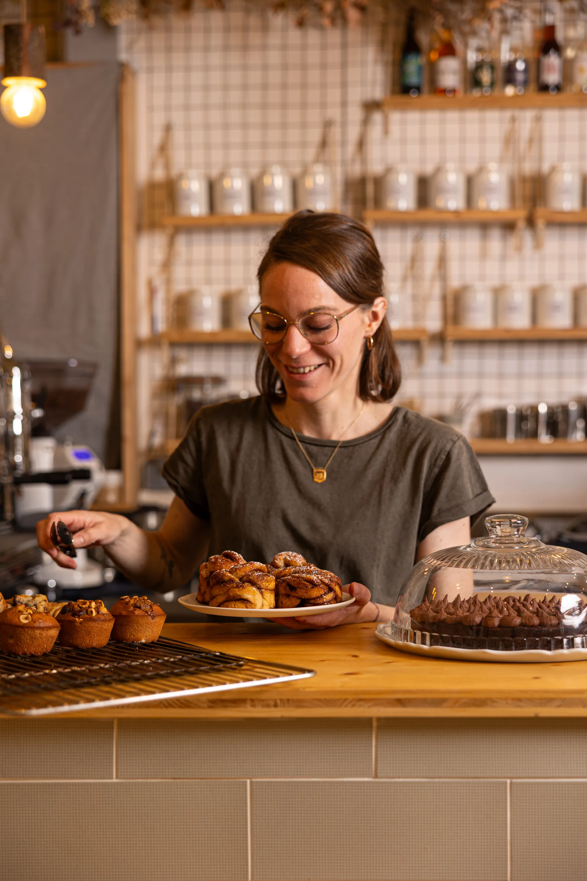 Camille devant le comptoir à gâteaux