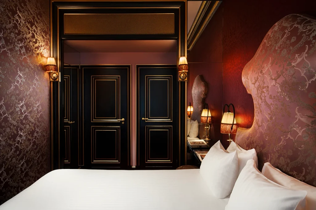 Chambre feutrée de la Maison Souquet à Paris