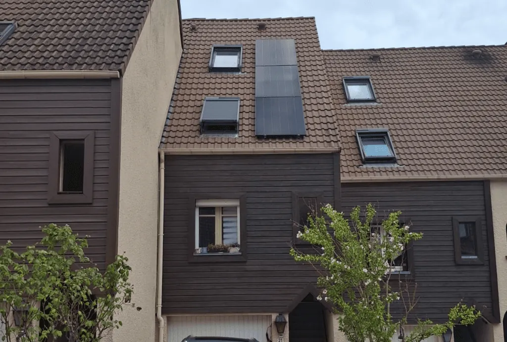Photo d'une maison à Antony équipée de panneaux photovoltaïques dont l'installation a été faite par Solarock.